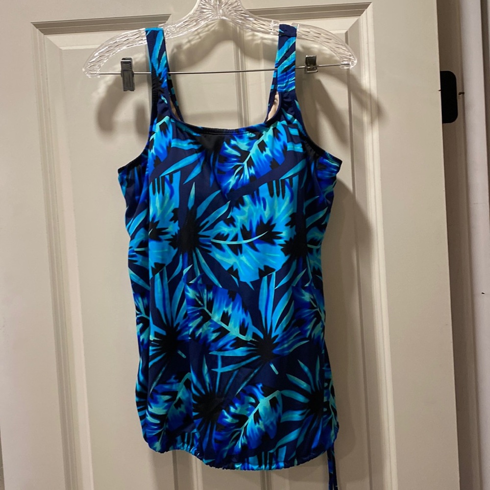 Swim top with pocketed bra for prosthetic inserts